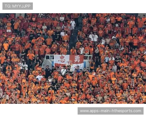 足球球迷赛后围堵球队大巴痛骂